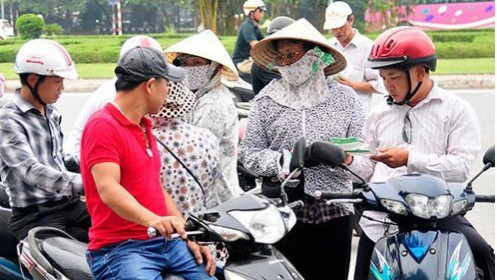 "Cò vé" vây quanh SVĐ Mỹ Đình, giá vé liên tục được đẩy giá trước trận Việt Nam – Thái Lan