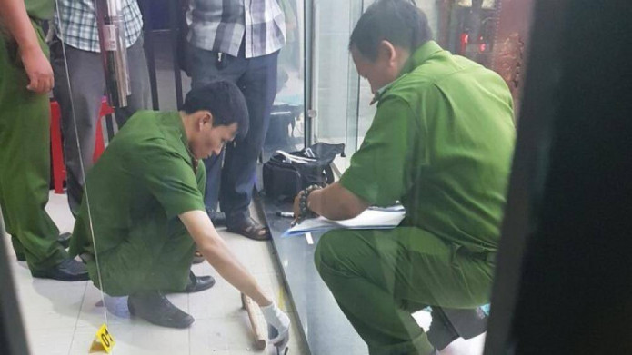 Bắt 2 nghi phạm dùng súng cướp tiệm vàng ở TP.HCM