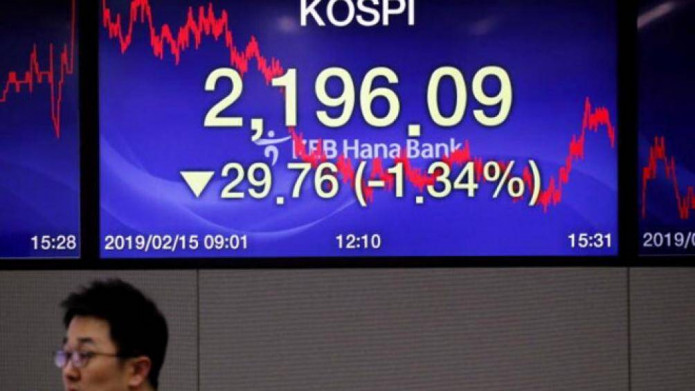 Chứng khoán châu Á giảm sau khi Trump ký luật về Hong Kong