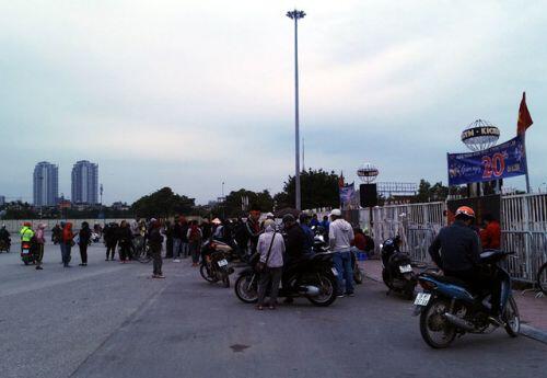"Cò vé" vây quanh SVĐ Mỹ Đình, giá vé liên tục được đẩy giá trước trận Việt Nam – Thái Lan