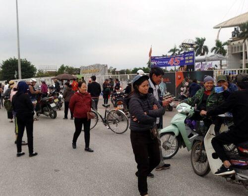 "Cò vé" vây quanh SVĐ Mỹ Đình, giá vé liên tục được đẩy giá trước trận Việt Nam – Thái Lan
