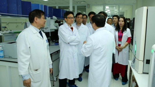 Phó Thủ tướng Vũ Đức Đam: Ưu tiên hàng đầu cho phòng, chống dịch
