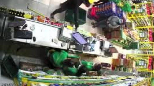 CLIP: Hai thanh niên dùng súng cướp Bách Hóa Xanh ở quận Tân Phú