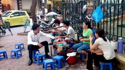 Chủ tịch Hà Nội yêu cầu dừng toàn bộ các quán trà đá vỉa hè để phòng Covid-19
