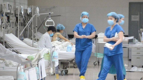 Phi công người Anh nhiễm Covid-19 diễn tiến nặng: 2 bệnh viện phối hợp điều trị