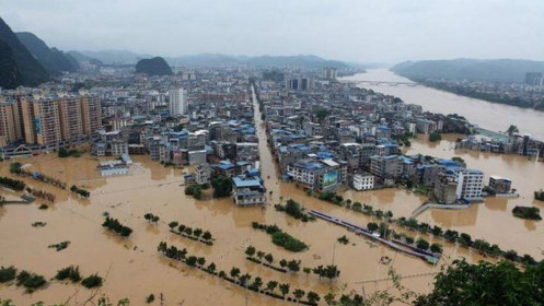 Vỡ đê ở Trung Quốc: 5 máy xúc bị nước lũ cuồn cuộn nuốt chửng trước sự ngỡ ngàng của nhân viên cứu hộ