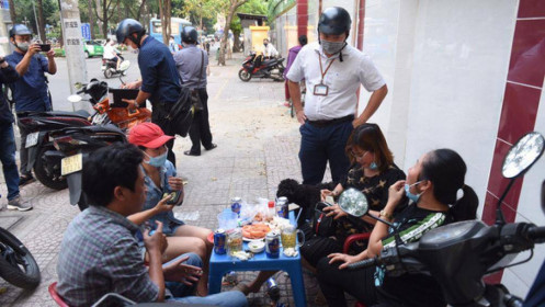 Ngồi nhậu trên vỉa hè, 3 người bị phạt 6 triệu đồng vì không khẩu trang