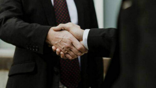 Lãnh đạo mua bán cổ phiếu: Nhộn nhịp dịp đầu năm