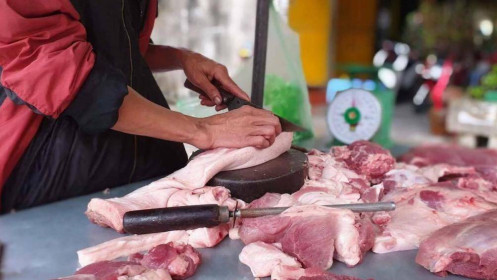 Giá thịt heo tăng lại ế ẩm khiến tiểu thương gặp khó khăn