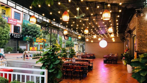 Chủ nhà hàng tá hỏa vì sáng sớm đã nhận cả chục cuộc gọi hủy đặt tiệc vì Covid-19