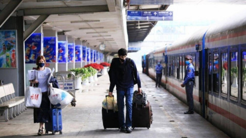 Hành khách ùn ùn trả vé tàu Tết, đường sắt phải cắt bớt tàu