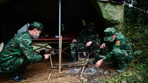 Những người "ăn lán, ngủ rừng" để chống COVID-19
