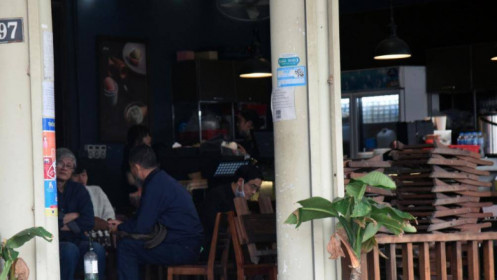 Một số quán ăn, quán cafe tại Hà Nội vẫn mở cửa bất chấp lệnh cấm