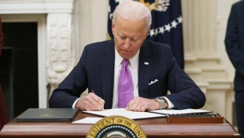 Gần 113 triệu ca Covid-19 toàn cầu, ông Biden muốn gửi khẩu trang cho người dân