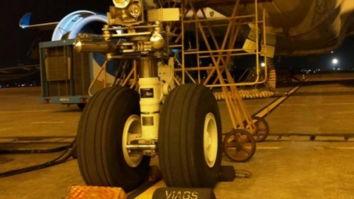 'Siêu máy bay' bị phát hiện rách lốp sau khi hạ cánh