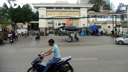 221 nhân viên y tế nghỉ việc, Bệnh viện Bạch Mai nói gì?