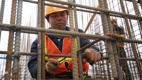 Giá thép tăng sốc, nhà thầu kêu trời