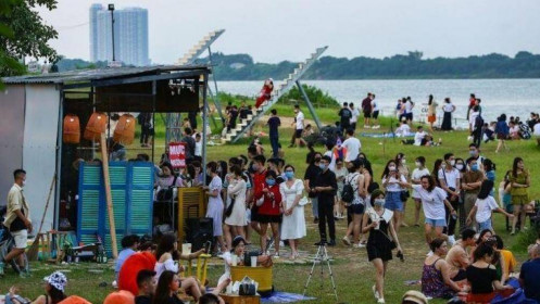 Phạt 17,5 triệu đồng chủ quán để khách tụ tập đông nghịt ở bãi đá sông Hồng