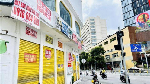 Dịch Covid-19: Mặt bằng đắc địa giá trăm triệu ở TP.HCM chi chít biển cho thuê