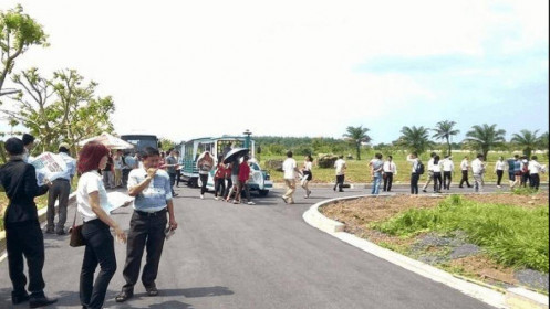 Sau cơn sốt đất, nhiều nhà đầu tư rơi vào tình thế “tiến thoái lưỡng nan“