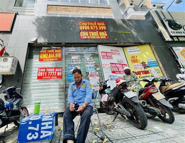 Dịch Covid-19: Mặt bằng đắc địa giá trăm triệu ở TP.HCM chi chít biển cho thuê