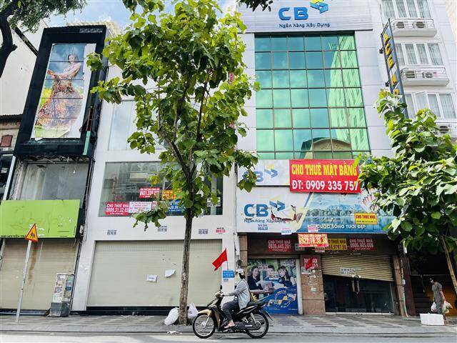 Dịch Covid-19: Mặt bằng đắc địa giá trăm triệu ở TP.HCM chi chít biển cho thuê
