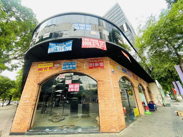 Dịch Covid-19: Mặt bằng đắc địa giá trăm triệu ở TP.HCM chi chít biển cho thuê
