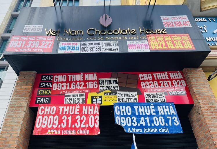 Dịch Covid-19: Mặt bằng đắc địa giá trăm triệu ở TP.HCM chi chít biển cho thuê