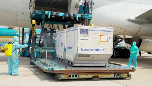 Hơn 900.000 liều vắc xin COVID-19 về sân bay Tân Sơn Nhất sáng nay