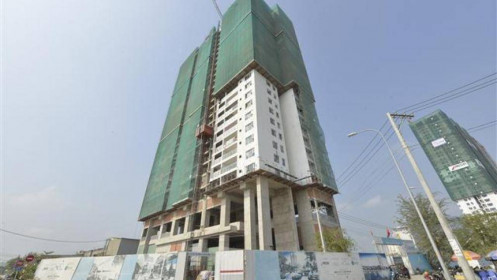 Công nhân xây dựng cũng phải ở lại tại chỗ mới được thi công công trình