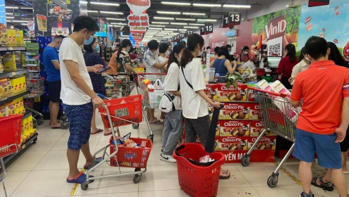 Nghe đồn Hà Nội sắp giãn cách, lao vào siêu thị vơ vét đồ