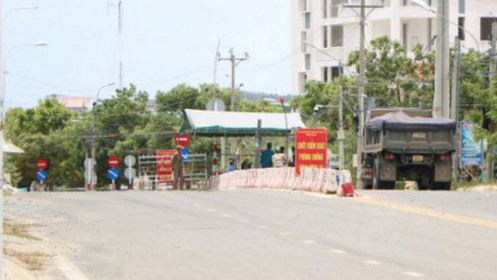 Chốt kiểm soát dịch COVID-19 yêu cầu xe ngân hàng quay đầu vì 'tiền không phải hàng cấp thiết'