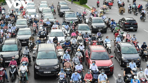 Người Hà Nội vẫn ra đường đông trong ngày đầu đi làm khi thực hiện giãn cách xã hội