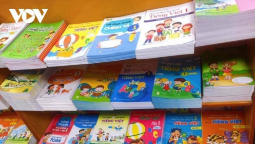 Giãn cách xã hội, phụ huynh chật vật tìm sách giáo khoa cho con