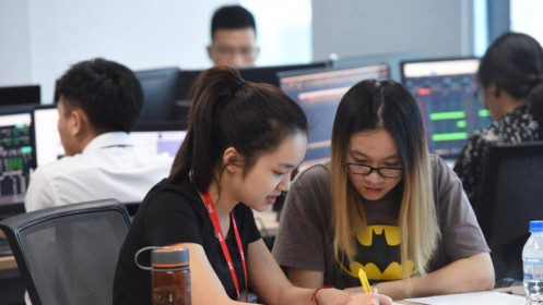Giao dịch chứng khoán sáng 23/8: Thị trường vẫn chìm trong sắc đỏ, cổ phiếu phân bón lội ngược dòng