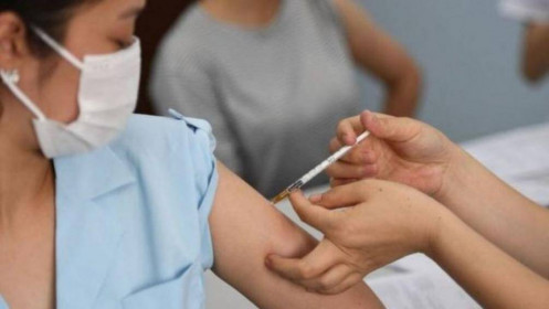 Tiêm vaccine diện rộng có thể "mở cửa" dần thành phố