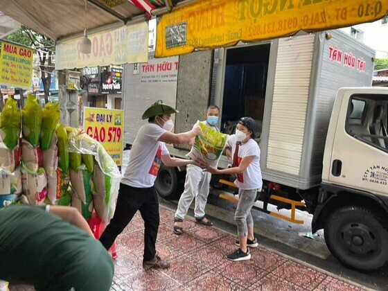 Tình người rực sáng trong đại dịch Covid-19