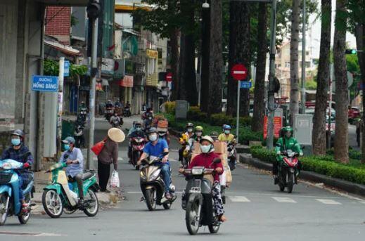 Vì sao đường phố TP HCM đông trở lại?