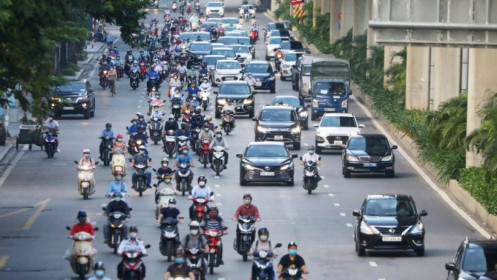 Hà Nội cho bán hàng ăn tại chỗ, taxi hoạt động trở lại