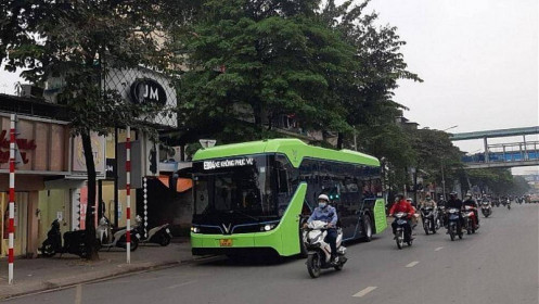 Khai trương tuyến buýt điện đầu tiên tại Việt Nam