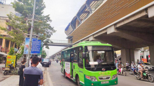 Tàu điện, xe buýt ở Hà Nội chạy xuyên Tết