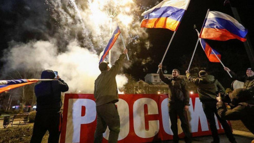 Người dân Donetsk và Lugansk đổ xuống đường ăn mừng sự công nhận của Nga