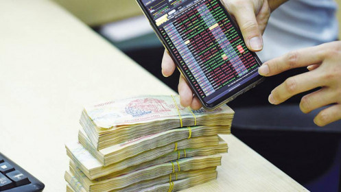 Tiền vào chứng khoán thấp nhất hai tháng
