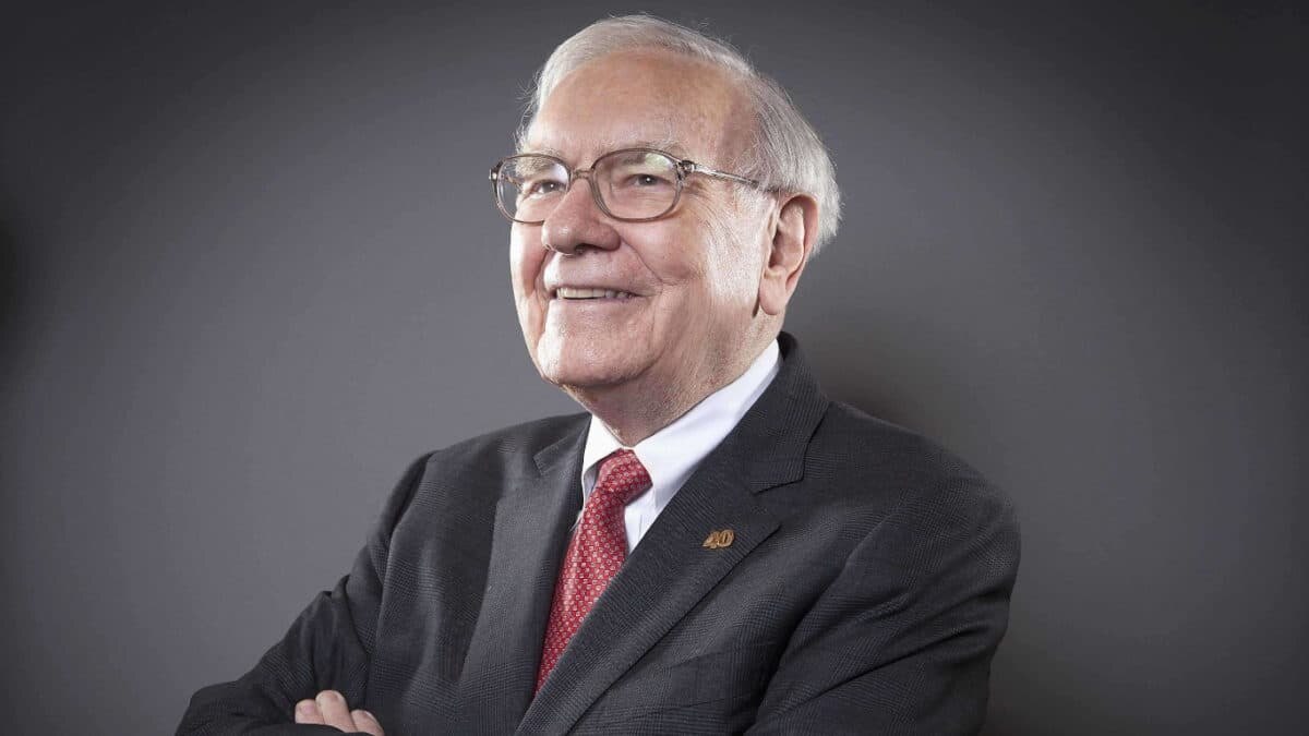 Theo Warren Buffett, về lâu dài, chứng khoán có xu hướng tăng mạnh hơn so với lạm phát và sẽ phục hồi  ...
