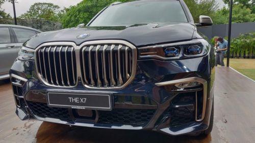 Khác biệt so với thị trường Việt Nam, BMW X7 bán ra tại Ấn Độ có hai phiên bản lựa chọn là xDrive40i  ...