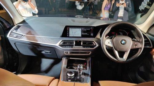Khác biệt so với thị trường Việt Nam, BMW X7 bán ra tại Ấn Độ có hai phiên bản lựa chọn là xDrive40i  ...