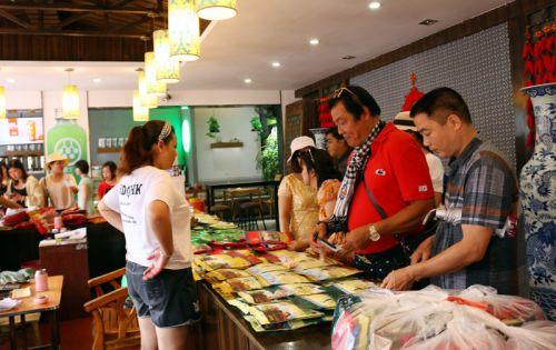 50 ngàn khách Việt, nhẵn túi khi đến Phượng Hoàng cổ trấn
