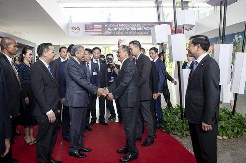 VinFast đã mang 3 sản phẩm xe ô tô của hãng gồm: Fadil, Lux A2.0 và Lux SA2.0.. Ông Mahathir Mohamad  ...