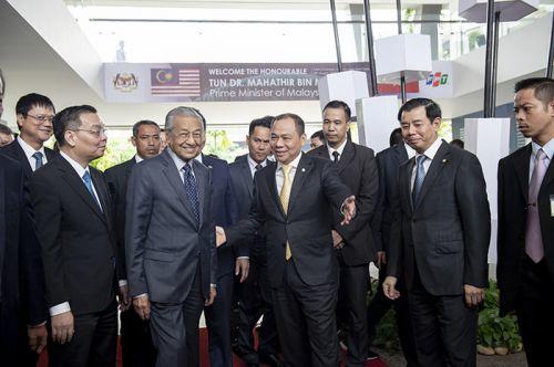 VinFast đã mang 3 sản phẩm xe ô tô của hãng gồm: Fadil, Lux A2.0 và Lux SA2.0.. Ông Mahathir Mohamad  ...