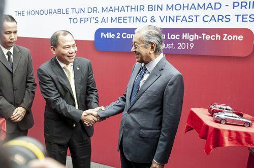 VinFast đã mang 3 sản phẩm xe ô tô của hãng gồm: Fadil, Lux A2.0 và Lux SA2.0.. Ông Mahathir Mohamad  ...